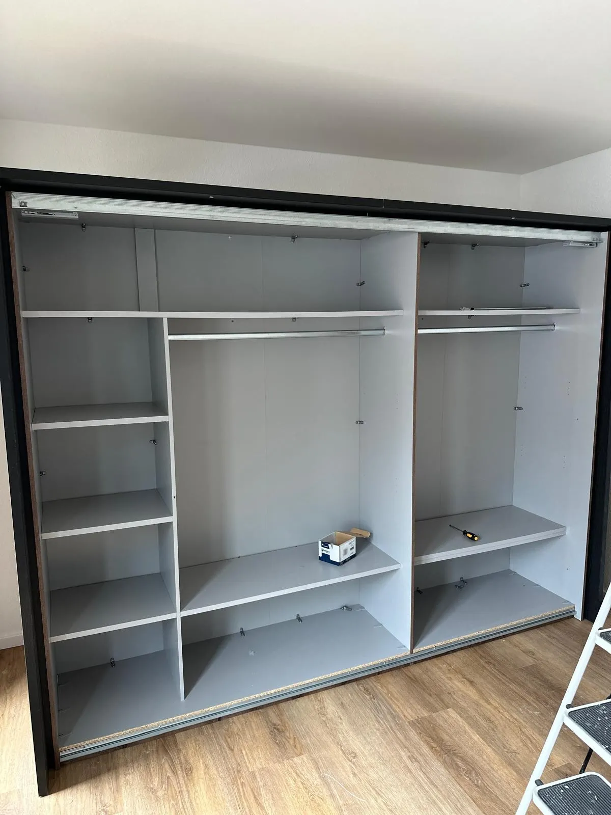 Ein fertig aufgebauter Kleiderschrank.